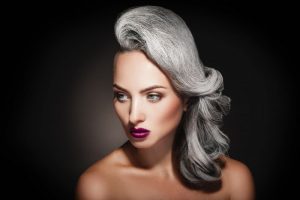 Grey hair - en strålende hårtrend
