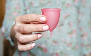 Erstat dine bind og tamponer med en menstruationskop - det er nemmere, sundere og smartere