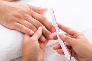 Sådan laver du en hjemme manicure