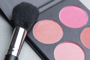 Få glød og spil i din make-up med blush